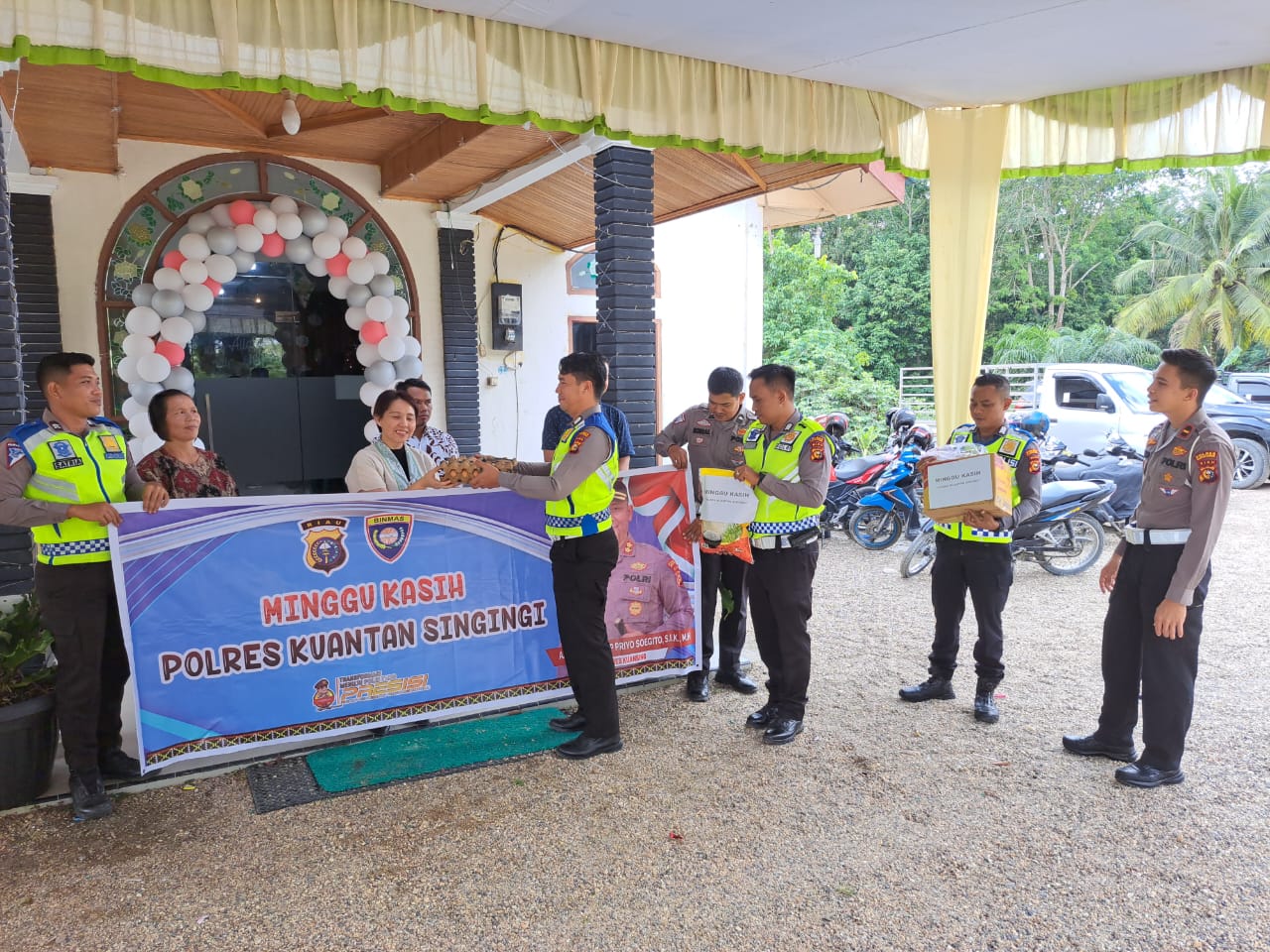 Gelar Program Minggu Kasih dan Pemberian Sembako, Sat Lantas Polres Kuansing Kunjungi Jemaat Gereja 