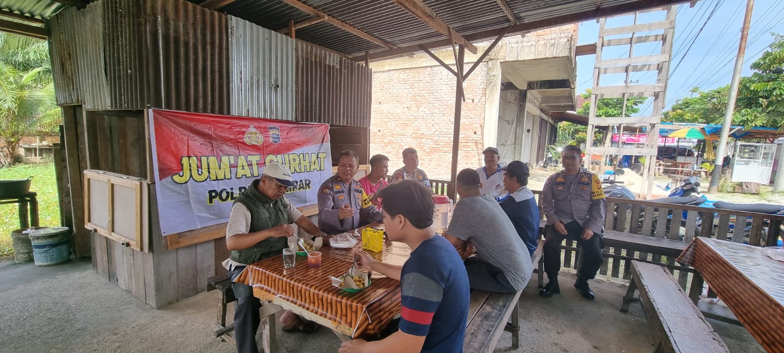 Melalui Jumat Curhat Satbinmas Berikan Himbauan Pemilu Damai Pada Masyarakat Muara Uwai