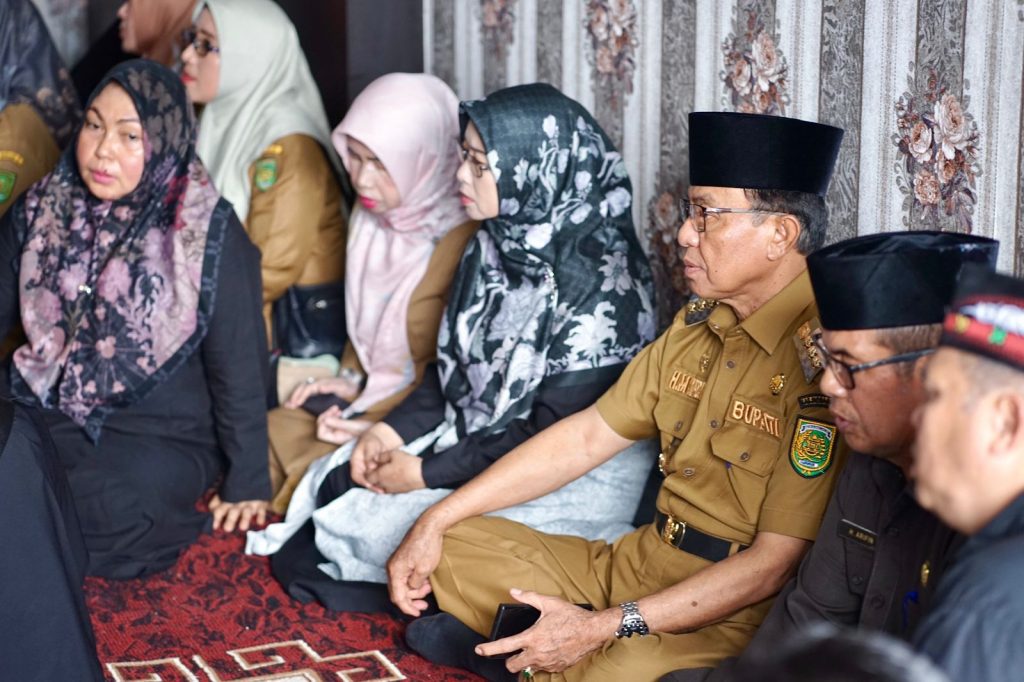 Sampaikan Duka yang Mendalam,Bupati HM.Wardan Takziah ke Rumah Kepala Bapeda Kab.Inhil