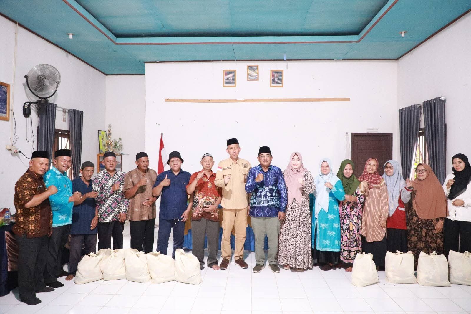 Pemkab Tanjab Barat Salurkan Bantuan Sembako di Kecamatan Betara