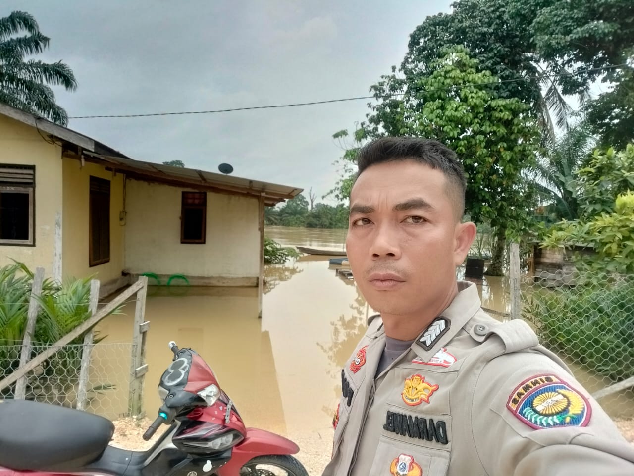 Banjir Mulai Naik di Desa Sahilan Darussalam, Bhabinkamtibmas Himbau Warga Waspada!