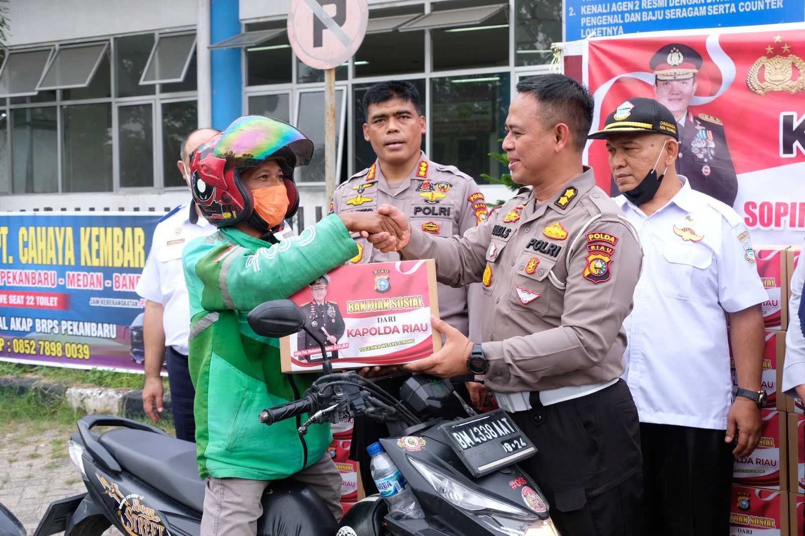 Polda Riau dan Jajaran Bagikan 5 Ribu Paket Sembako, Driver Ojol : Terimakasih Pak Kapolda Pedulikan