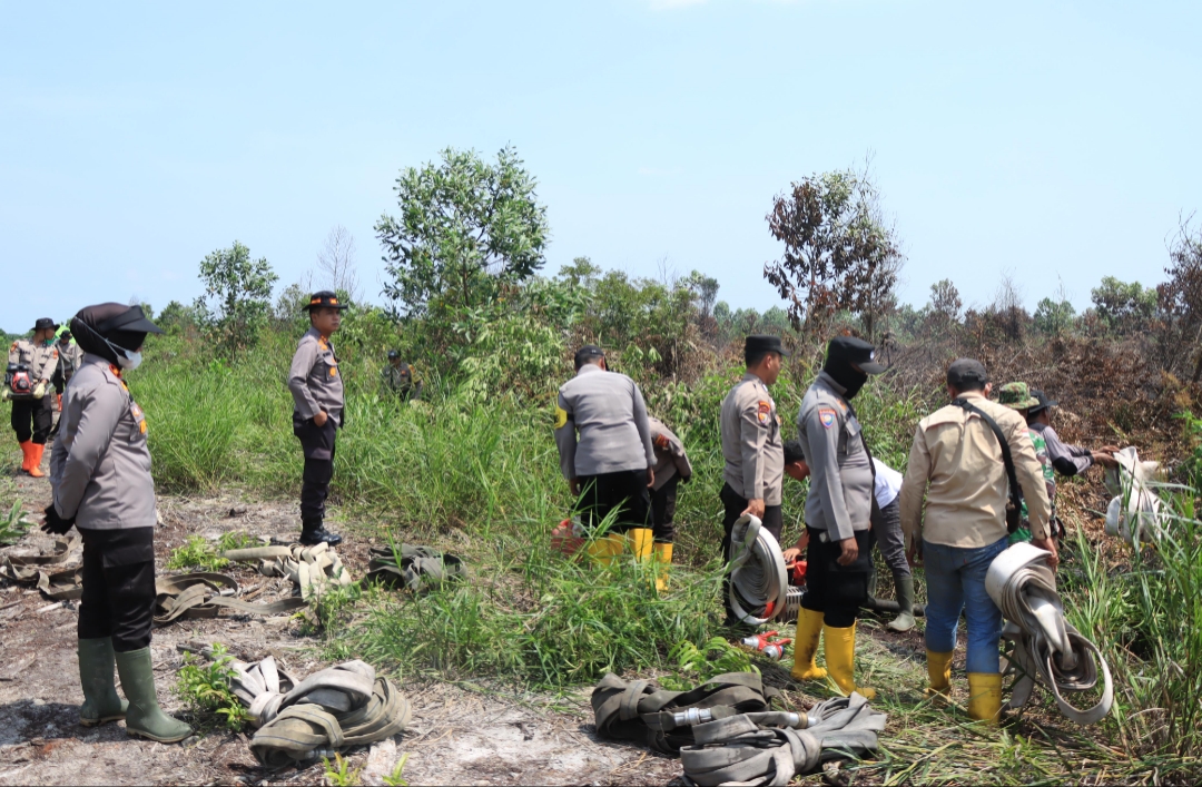 Kapolres Kampar, Tinjau Pendinginan Karhutla di Desa Karya Indah