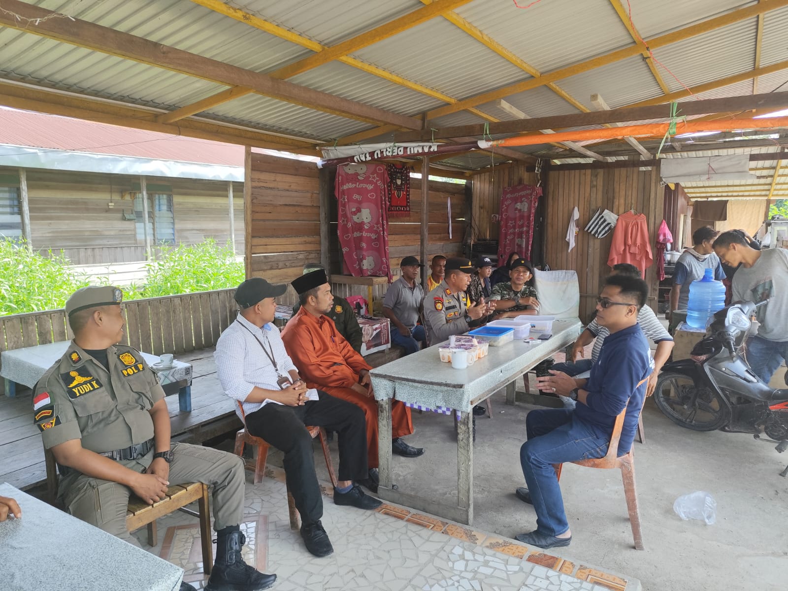 Kapolsek Reteh AKP Herman Patroli Gabungan dan silaturahmi Menjaga Kondusifitas Jelang Pilkada 2024