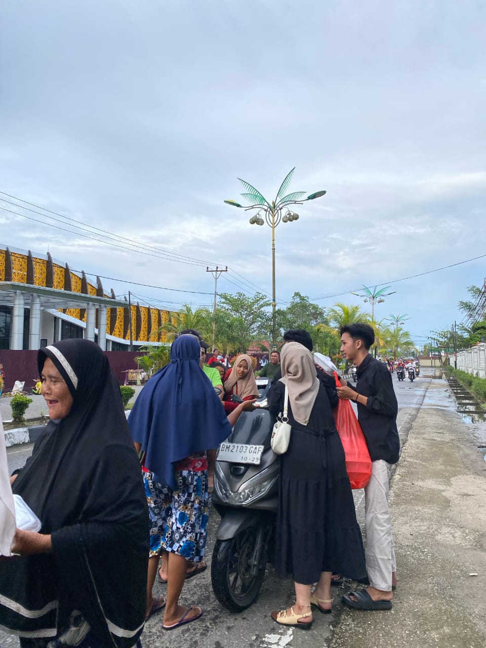 BACOTERS SQUAD BAGIKAN TAKJIL, TEBARKAN BERKAH DAN KEBAHAGIAAN DI BULAN RAMADHAN