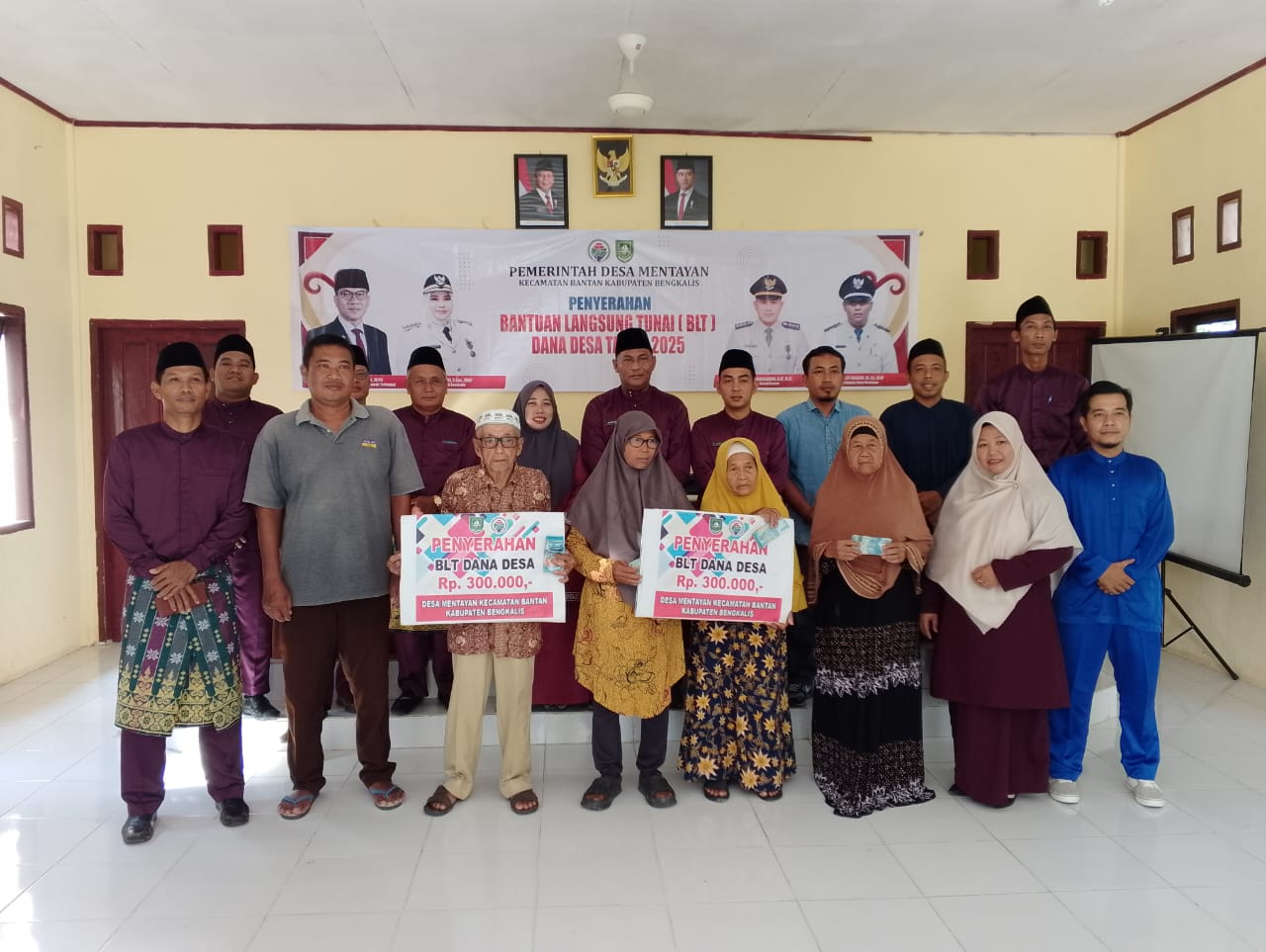 Pemerintah Desa Mentayan Menyerahkan BLT DD Tahap Ketiga Tahun 2025