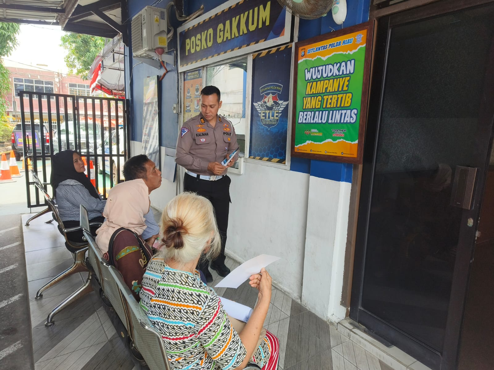 Subdit Gakkum mensosialisasikan Pilkada damai kepada masyarakat di loket pelayanan 