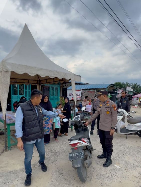 Polsek Bukit Kapur Lakukan Patroli Jalan kaki di Pasar Ramadan.