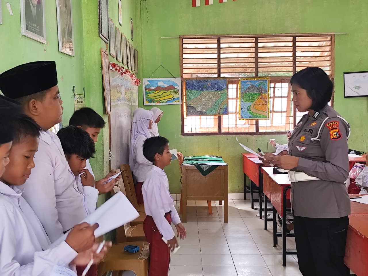 Polres Kampar Latih Public Speaking Siswa Sambut Peresmian Jembatan Merah Putih