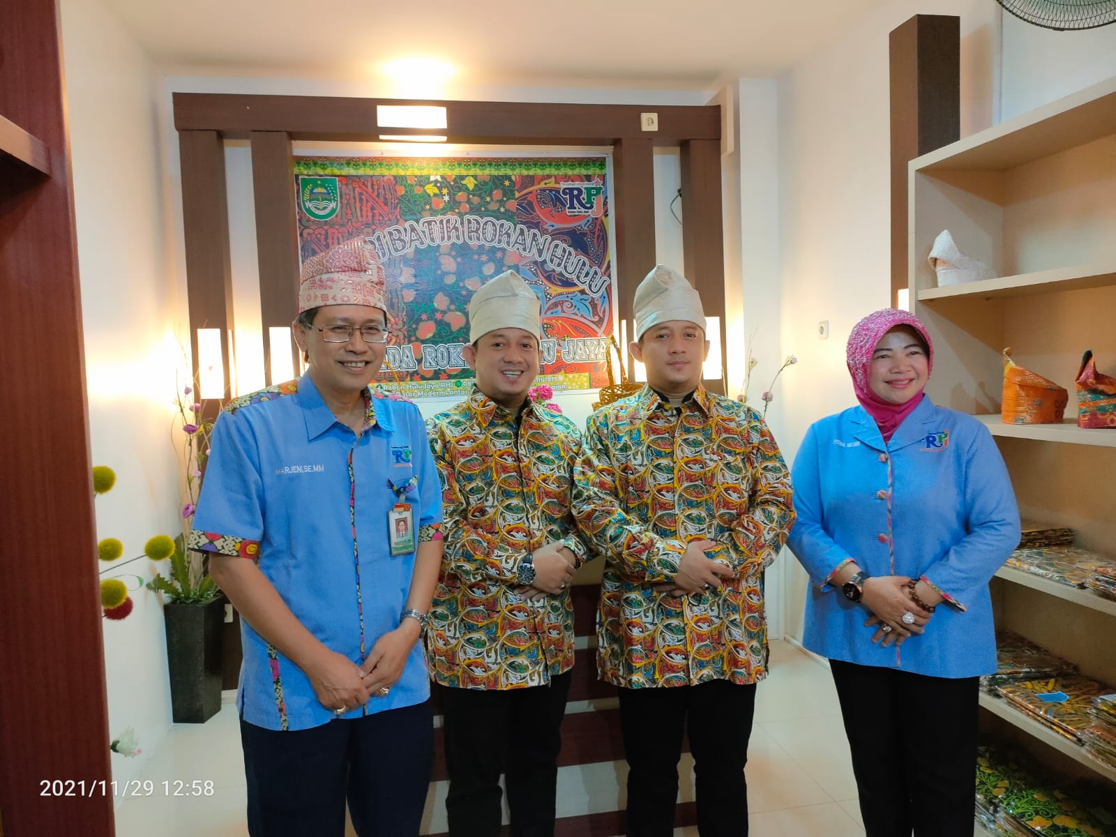 Dikunjungi Ustadz Kembar Dai Kondang Nasional, Memang Batik Rohul Pas Untuk Semua Kalangan