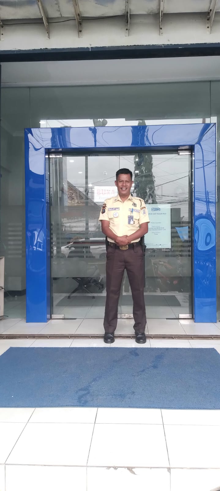 Security BRI Unit Pasar Pagi Tembilahan:Garda Terdepan dalam Menjaga Keamanan dan Kenyamanan Nasabah