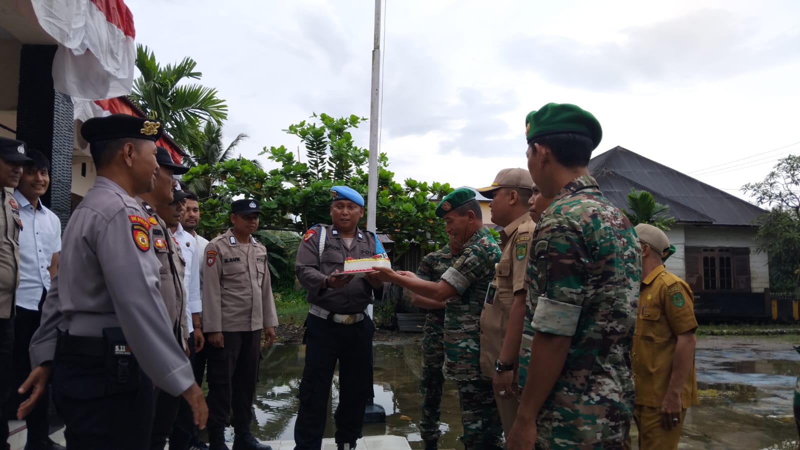 Danramil 07 - Reteh Berikan Surprise,ucapan Hari Bhayangkara ke 78 ke Mapolsek Reteh.