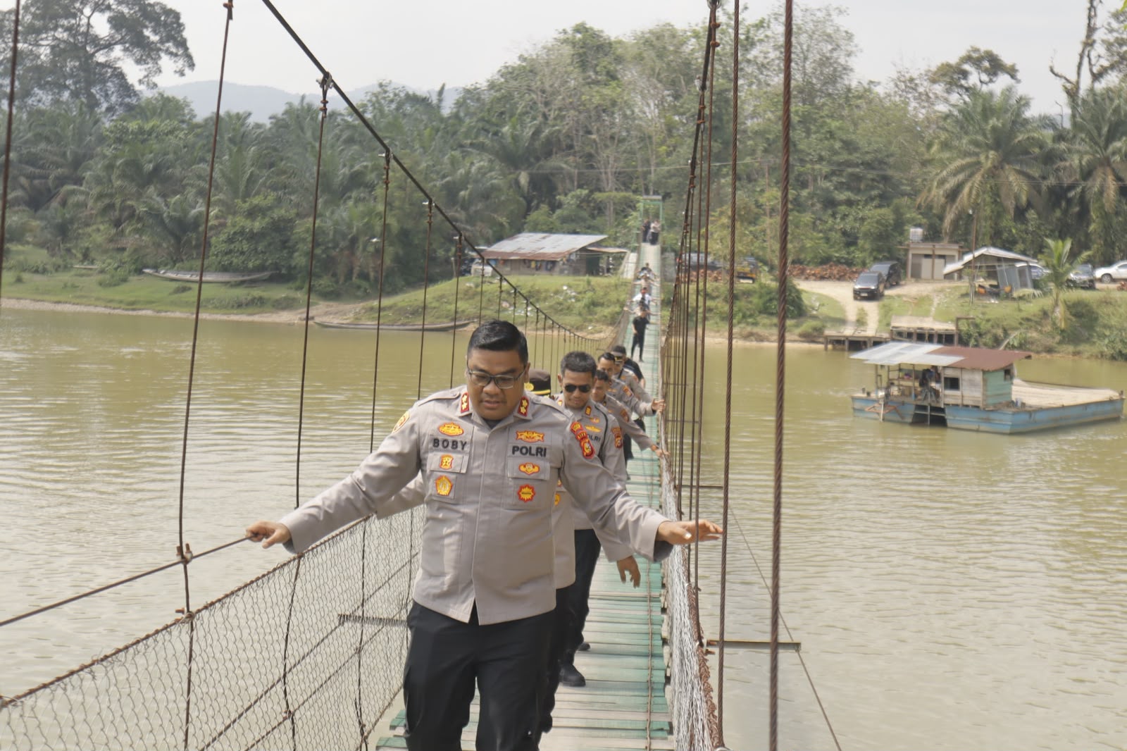 Jalan Kaki Melintasi Jembatan Gantung, Kapolres Kampar Cek Kesiapan Lokasi Ekspedisi Merah Putih Pre