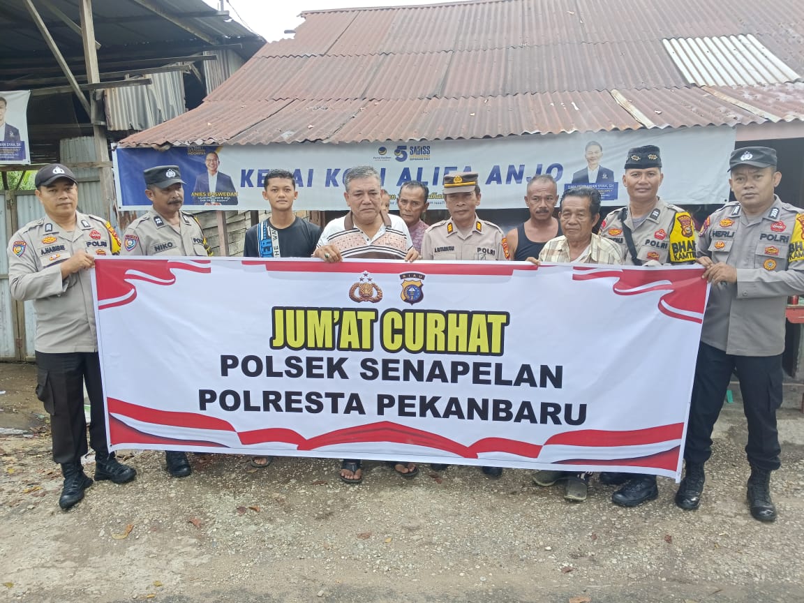 Polsek Senapelan saat mendengar pengaduan warga dalam kegiatan Jumat Curhat di Kelurahan Padang Bula