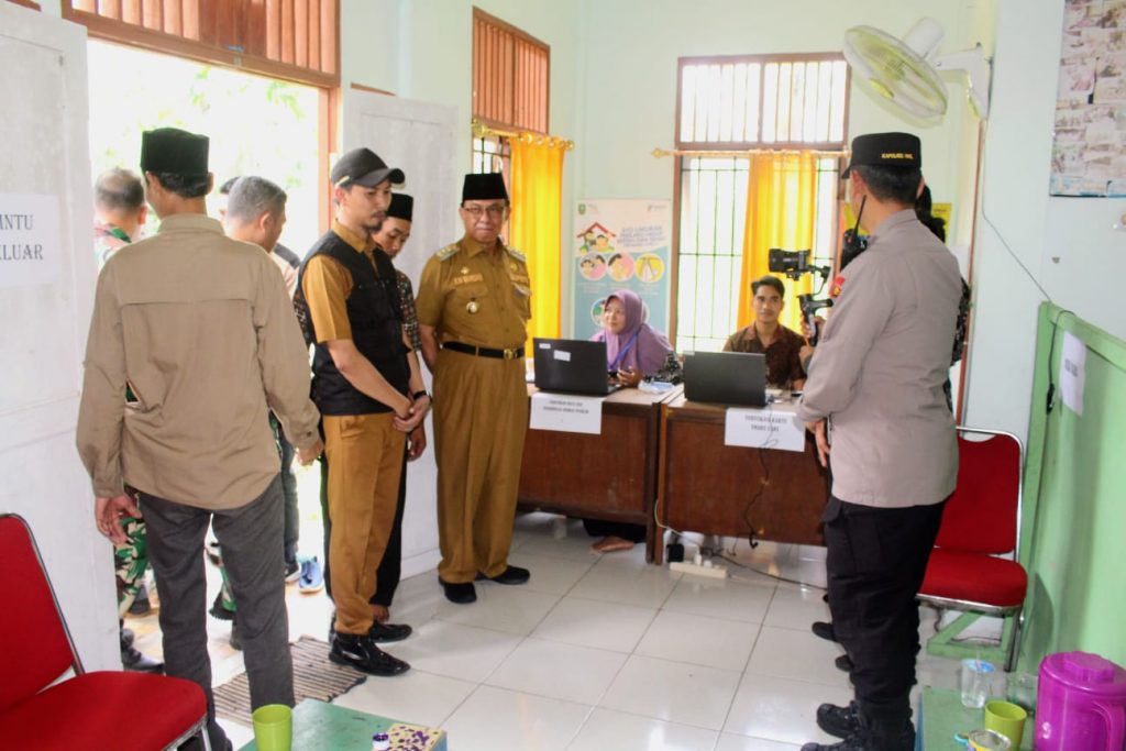 Bupati Inhil H.M Wardan Tinjau Langsung Proses E,Voting Pilkades Serentak 2023 Di Desa Pekan
