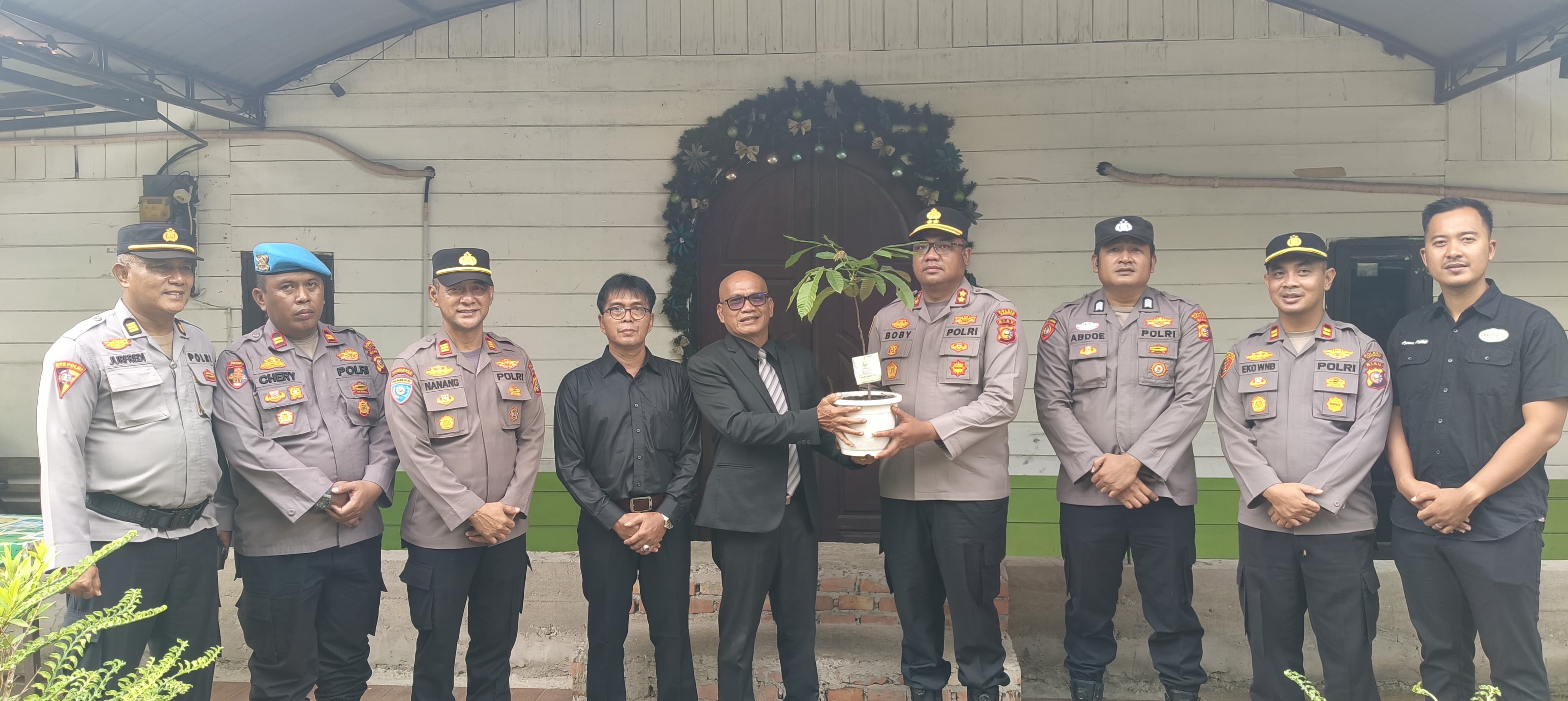 Kapolres Kampar Patroli dan Kunjungi Gereja di Hari Jumat Agung, Berikan Bibit Pohon
