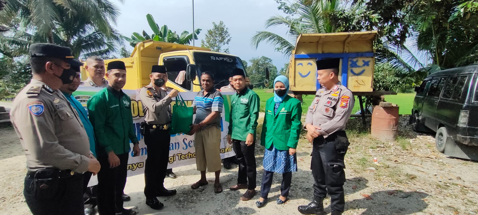 Jumat Barokah,Polsek Tambang Gandeng Ormas dan Mahasiswa Berbagi Sembako Kepada Warga Kurang Mampu