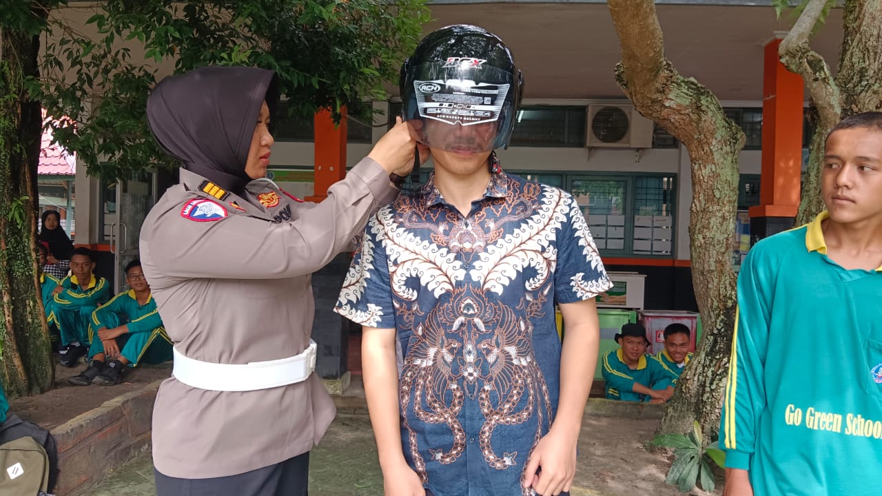 TiM POLICE GOES TO SCHOOL DITLANTAS POLDA RIAU EDUKASI GENERASI Z 