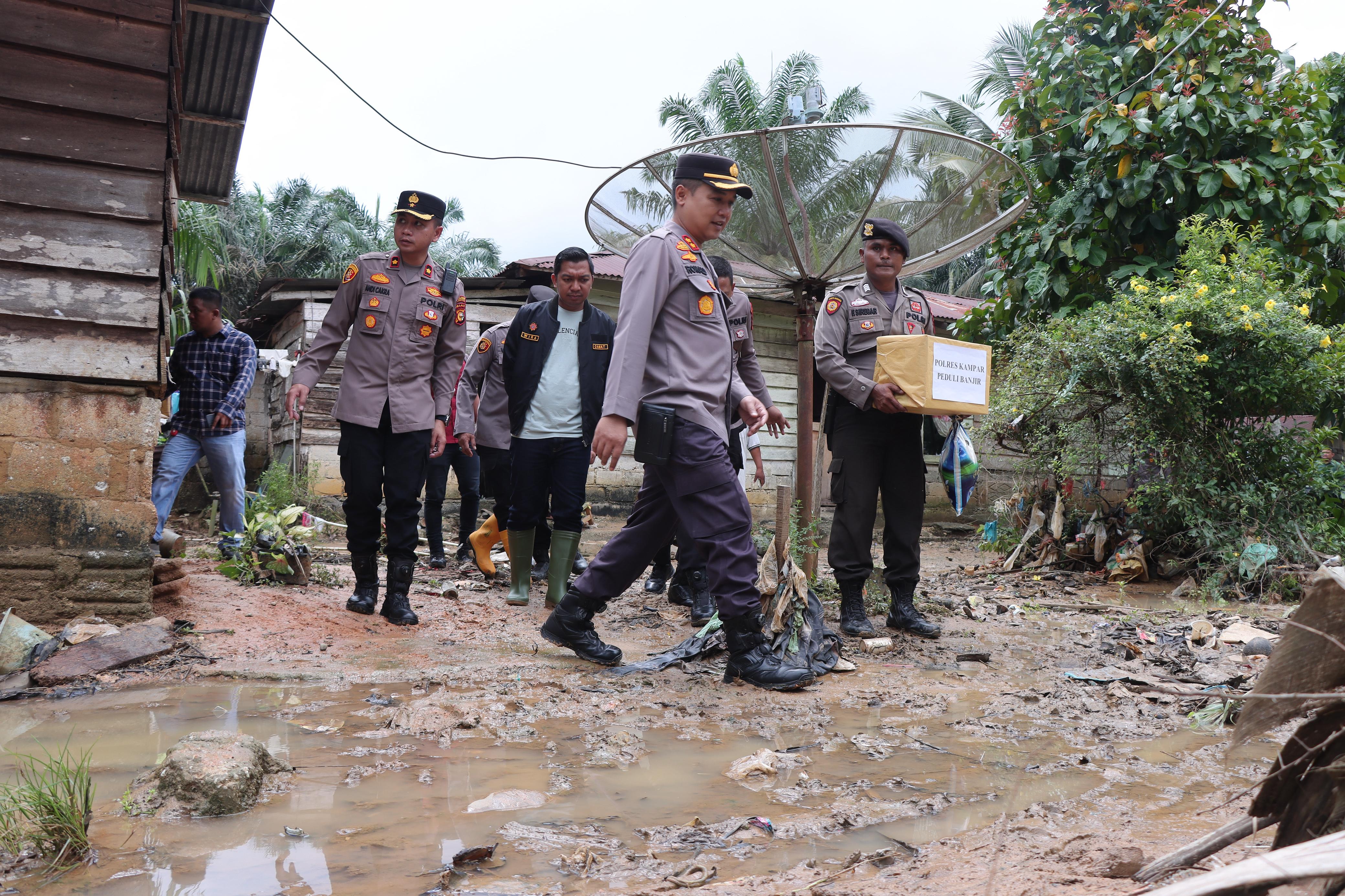 Kapolres Kampar Tinjau Lokasi Banjir di Desa Sukaramai dan Salurkan Bantuan