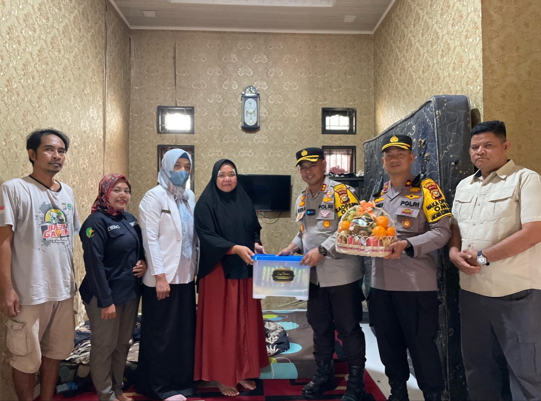 Wujud Empati, Kapolres Rohul  Kunjungi Ketua KPPS Di Jalan  Gaharu Desa Pematang Berangan Sakit