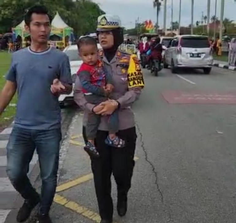 Gendong bocah kehilangan orangtua di depan Istana Siak,Petugas Pos Pam bertindak cepat dengan menghi