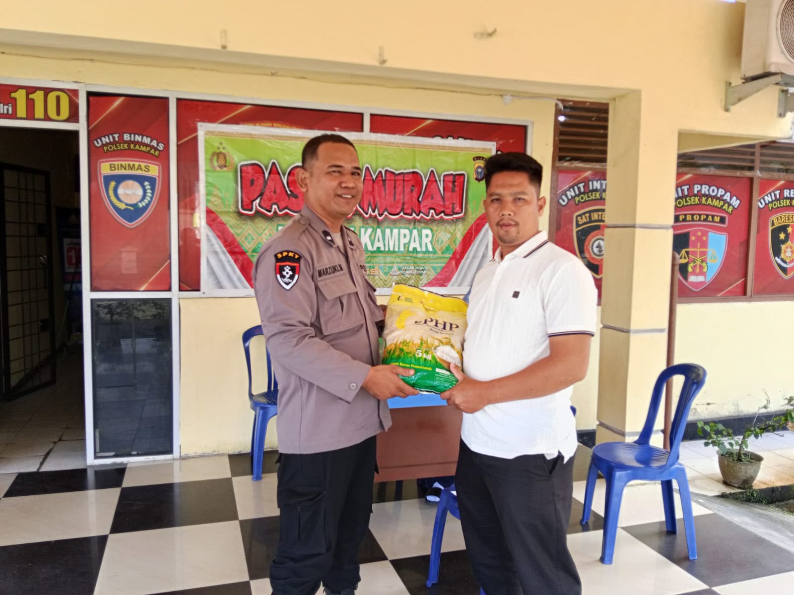 POLRES KAMPAR BERSAMA BULOG GELAR GERAKAN PANGAN MURAH 810 KILOGRAM BERAS SPHP DISALURKAN KE MASYARA