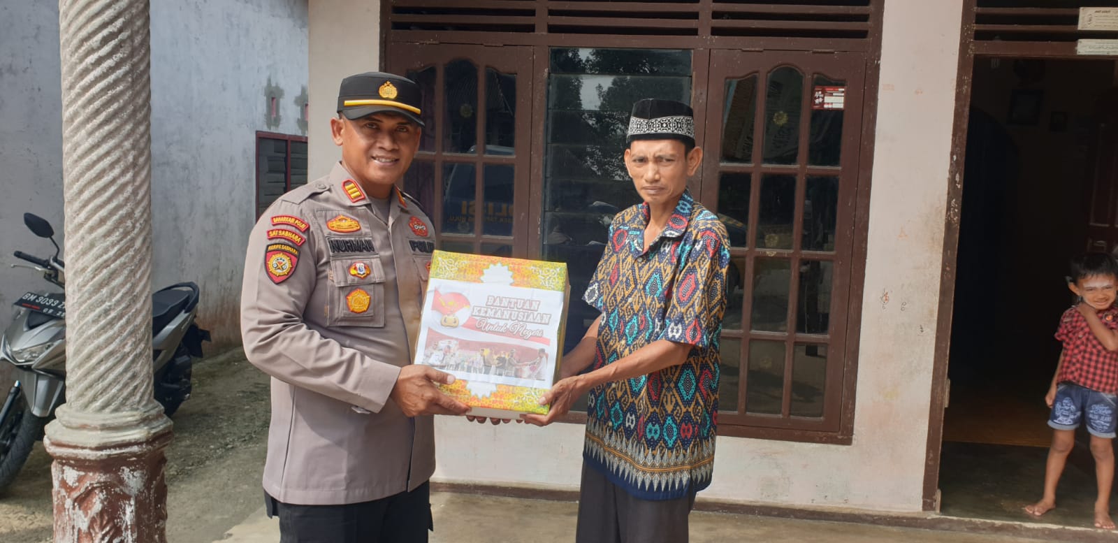 Ramadhan Berokah, Polsek Tapung Hulu Kembali Bagikan Paket Sembako Kepada Masyarakat