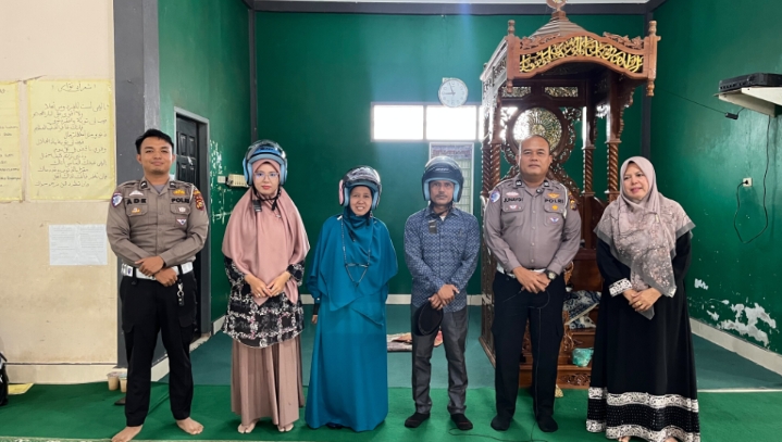 Satlantas Polres Kampar Sosialisasi Lalu Lintas Ke Sekolah Serahkan 3 buah Helm