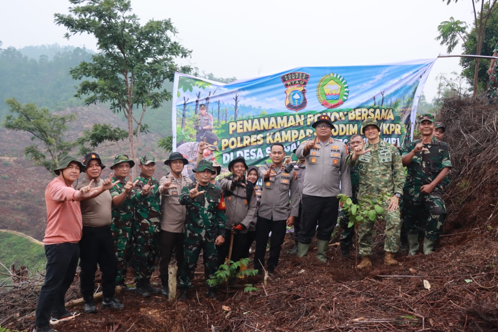 Pulihkan Hutan yang Terluka: Sinergi Polri–TNI Tanam 300 Pohon di Desa Sungai Sarik Kampar Kiri