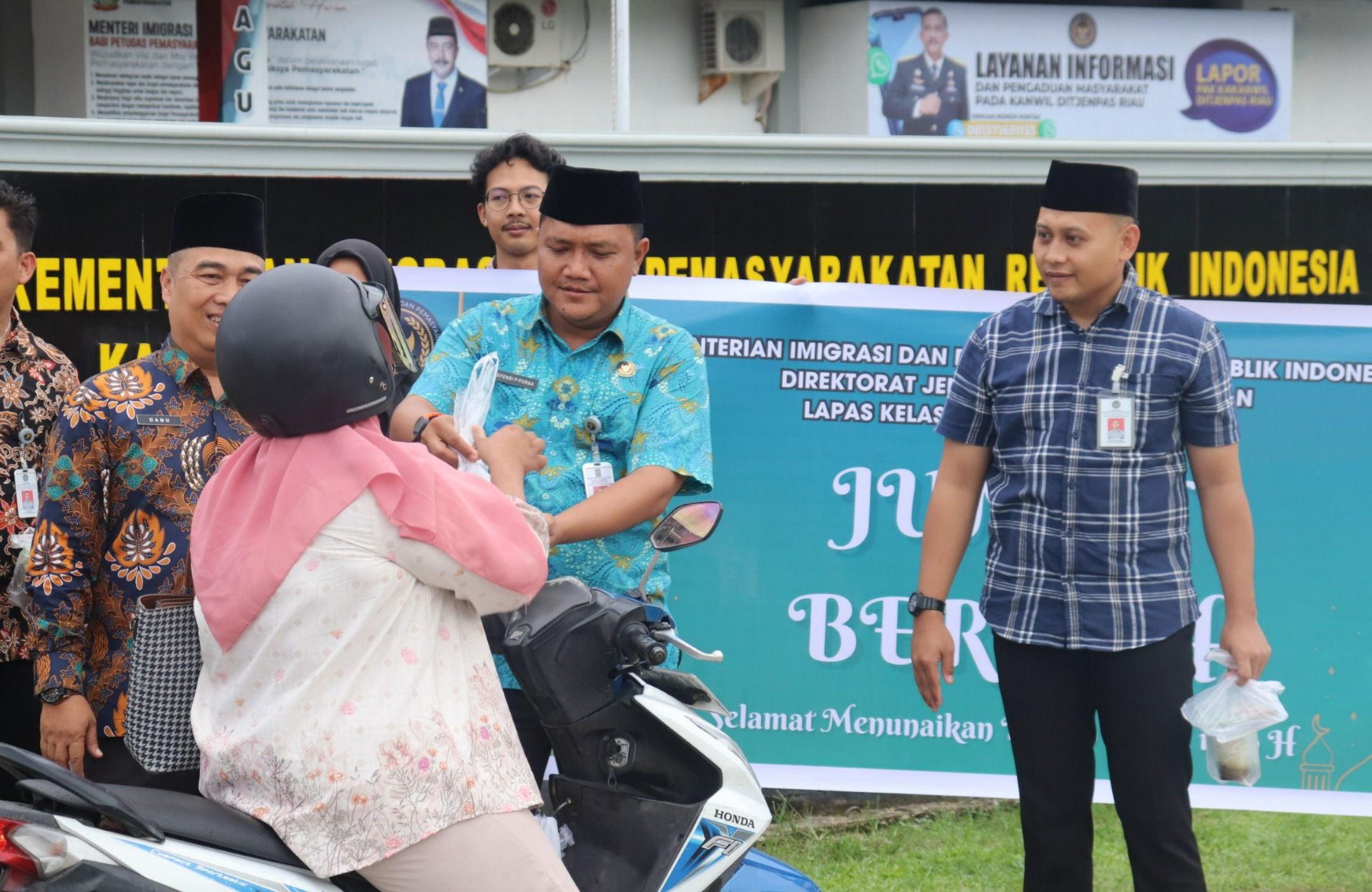Lapas Pasir Pangarayan bagikan Takjil Gratis Kepada Masyarakat