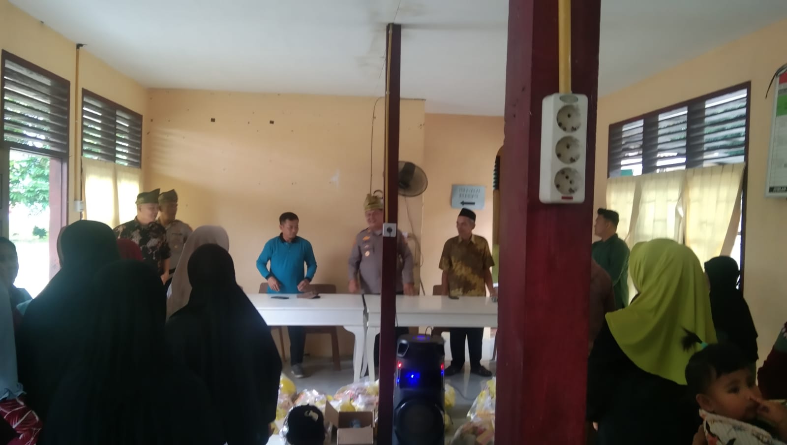 Jumat Berkah, Polsek Kampar Berbagi Sembako di Rumbio Jaya!