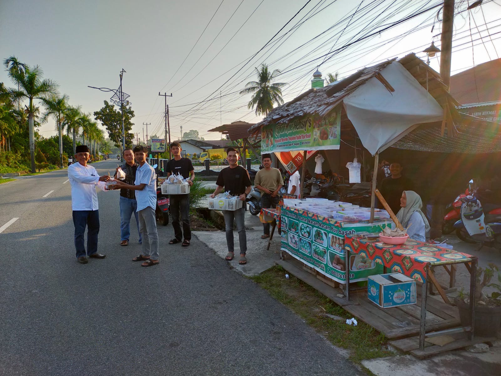 Semangat Berbagi Ramadan, WKI Wonosari Timur Turun ke Jalan Bagikan 150 Paket Takjil