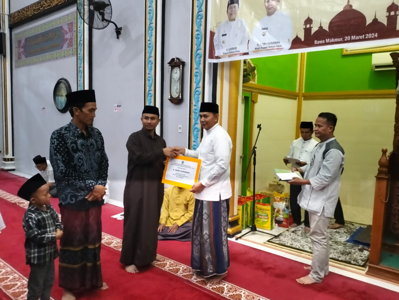 Wakil Bupati Rohul Serahkan Bantuan Untuk Anak Yatim di Kec Bonai Darussalam