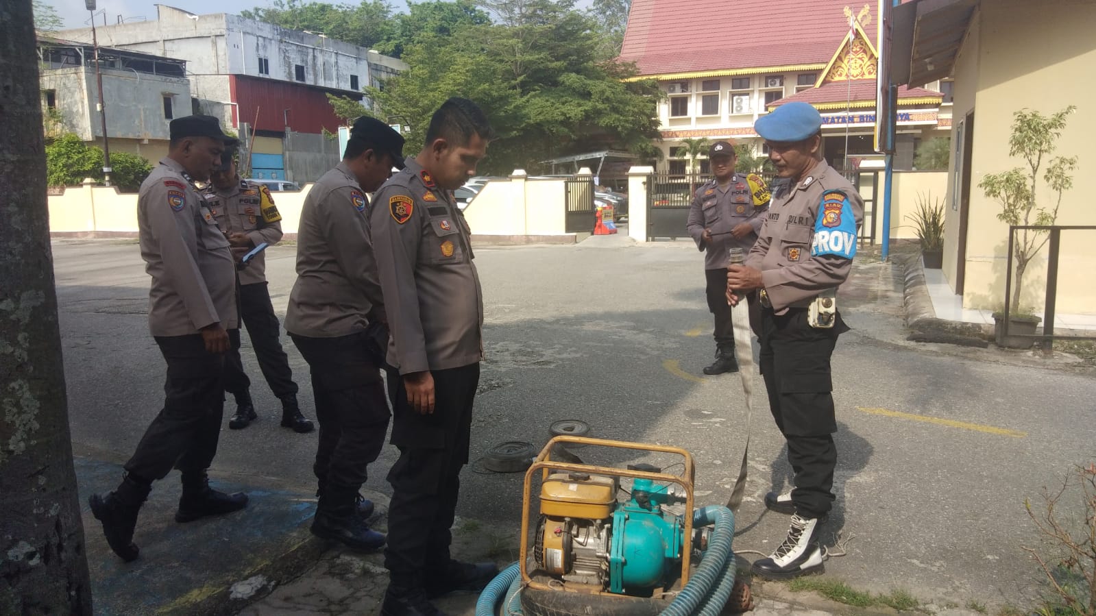 Kapolsek Tampan melakukan pengecekan peralatan serta mesin Robin antisipasi Bencana Karhutla diwilay