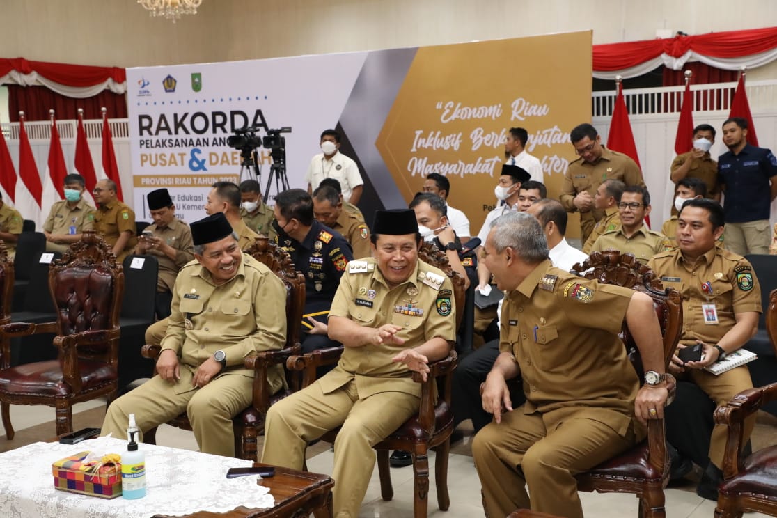 Terbaik II Dalam Penyaluran KUR dan Ultra Mikro, Bupati H. Sukiman Terima Penghargaan Anugerah Treas