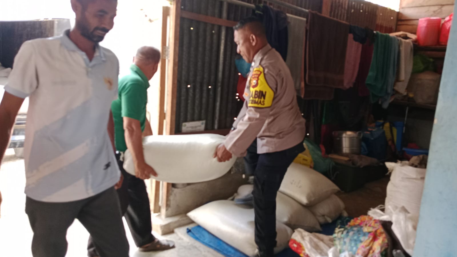 POLSEK PERHENTIAN RAJA PENGAWALI PANEN JAGUNG PIPIL 2,19 TON TERJUAL KE BULOG DENGAN HARGA RP6.400KG