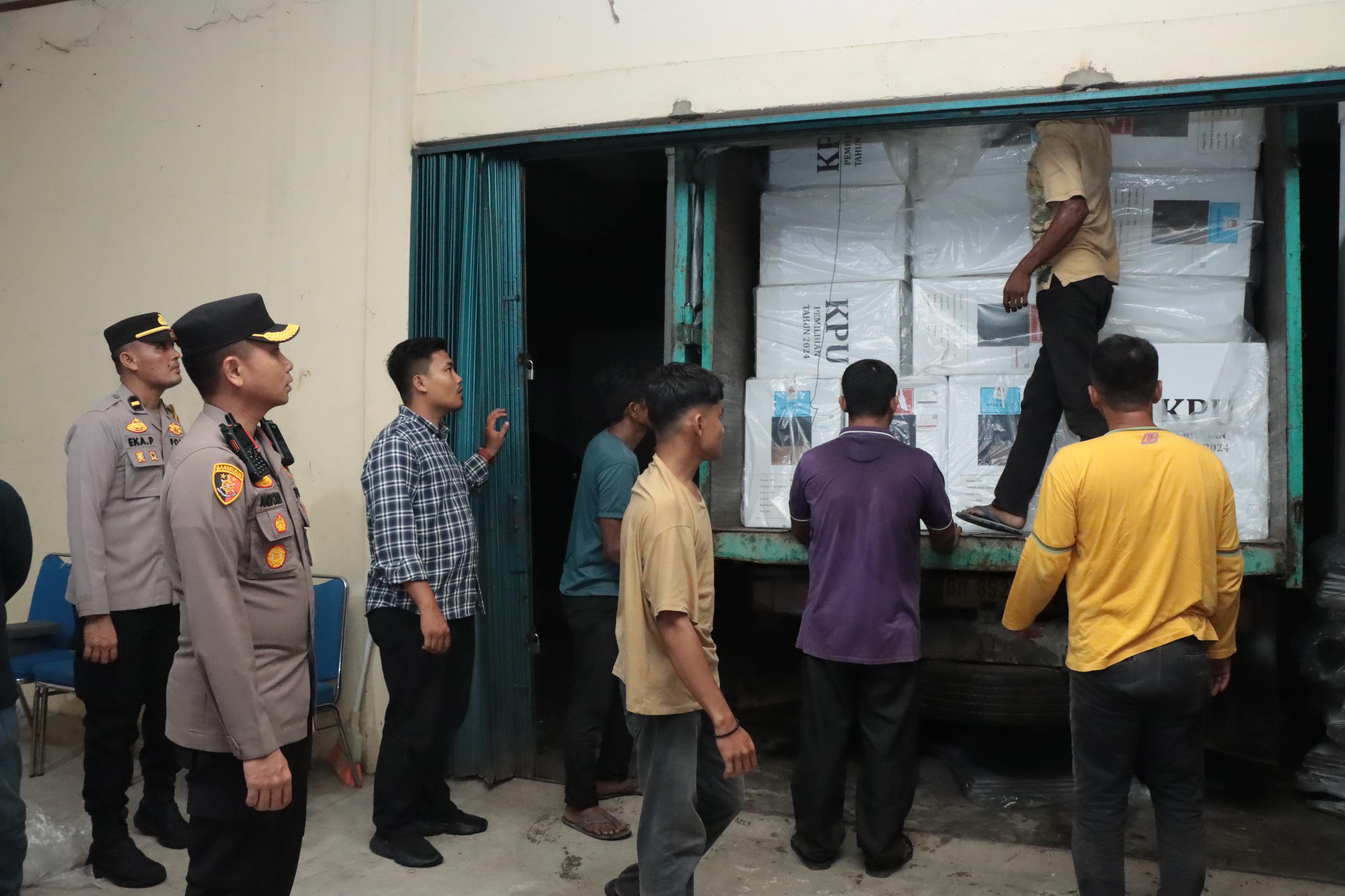 Waka Polres Kampar Pastikan Keamanan Gudang dan Kantor KPU Pasca Penghantaran Kotak Suara