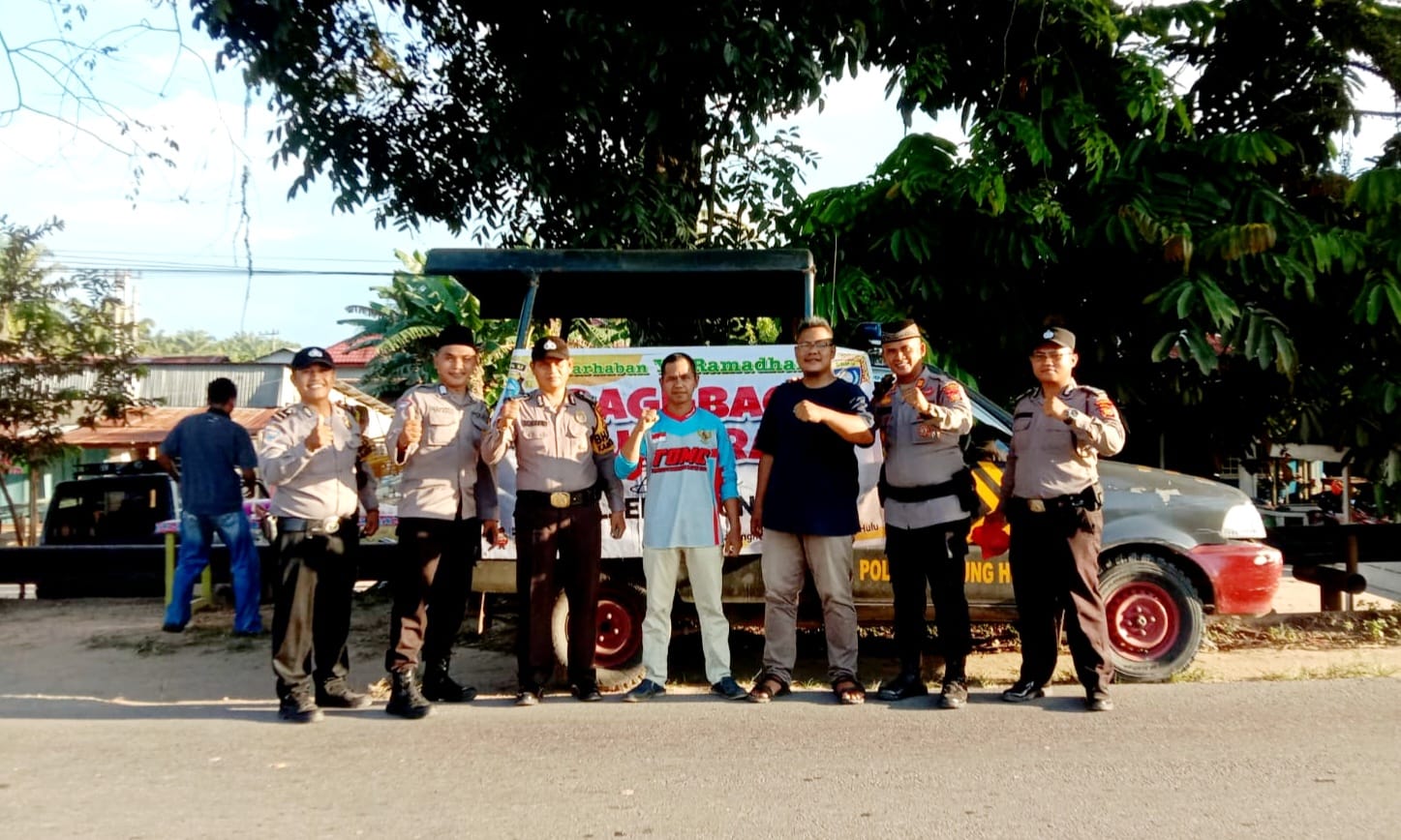 Kapolsek Tapung Hulu Bersama Komunitas Motor Desa Rimba Beringin Bagikan Takjil Gratis