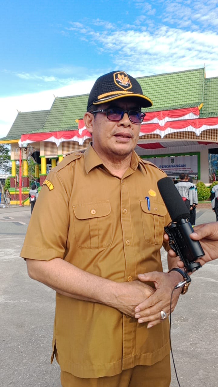 Kaban Kesbangpol H.Arifin S.Sos,  MM meninjau latihan paskibraka di lapangan gajah mada tembilahan