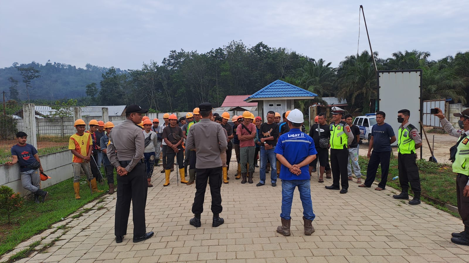 Kapolsek Kampar Kiri Sambangi Pekerja dan Sopir di PT YBS