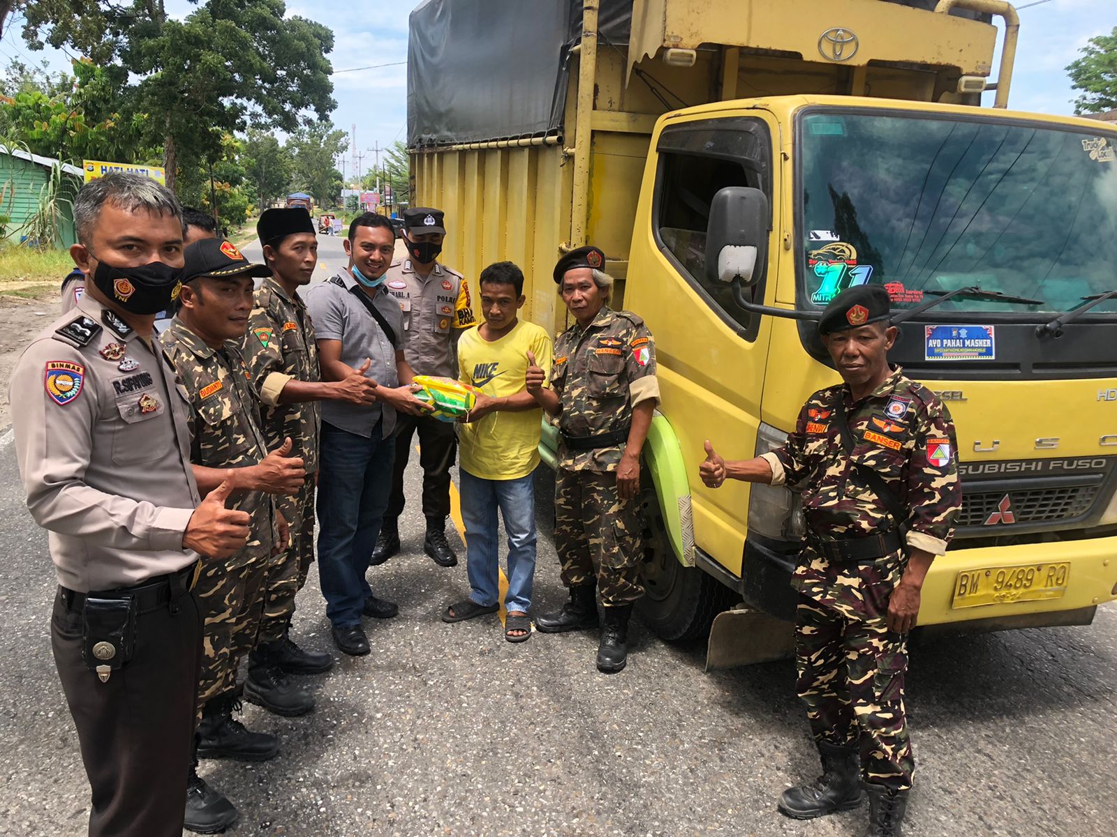 Lagi dan Lagi, Polsek Kampar Kiri Hilir Berbagi Sembako Kepada Supir Truk dan Tronton