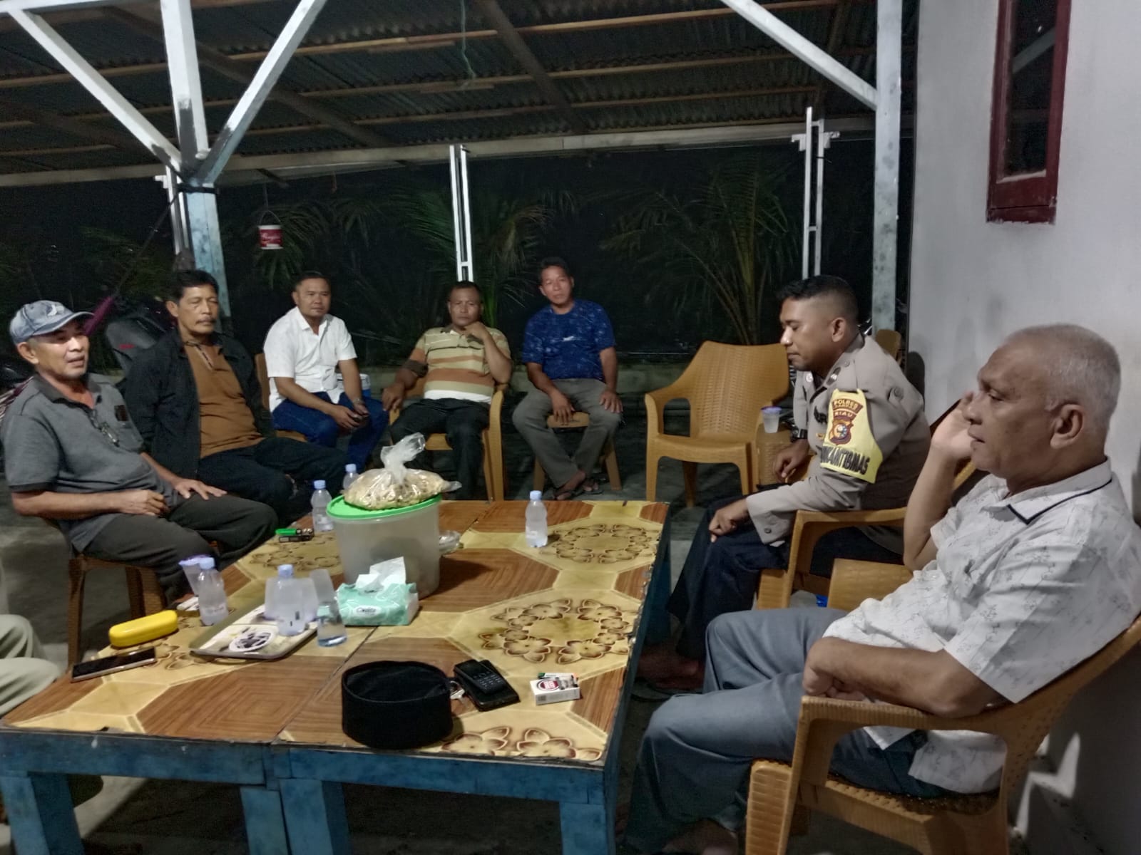 Hingga Malam, Bhabinkamtibmas di Perhentian Raja ini Masih Sambangi Warganya