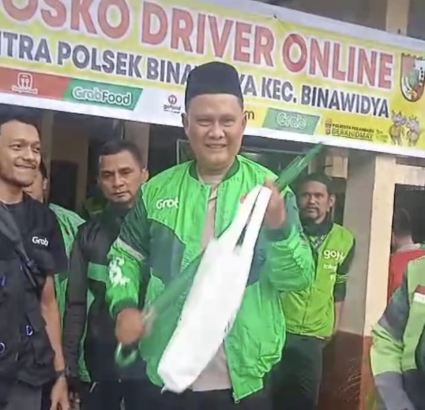 Usai Santuni Anak Yatim, Nasirwan S.H, Kapolsek Binawidya Resmikan Posko Ojek Online