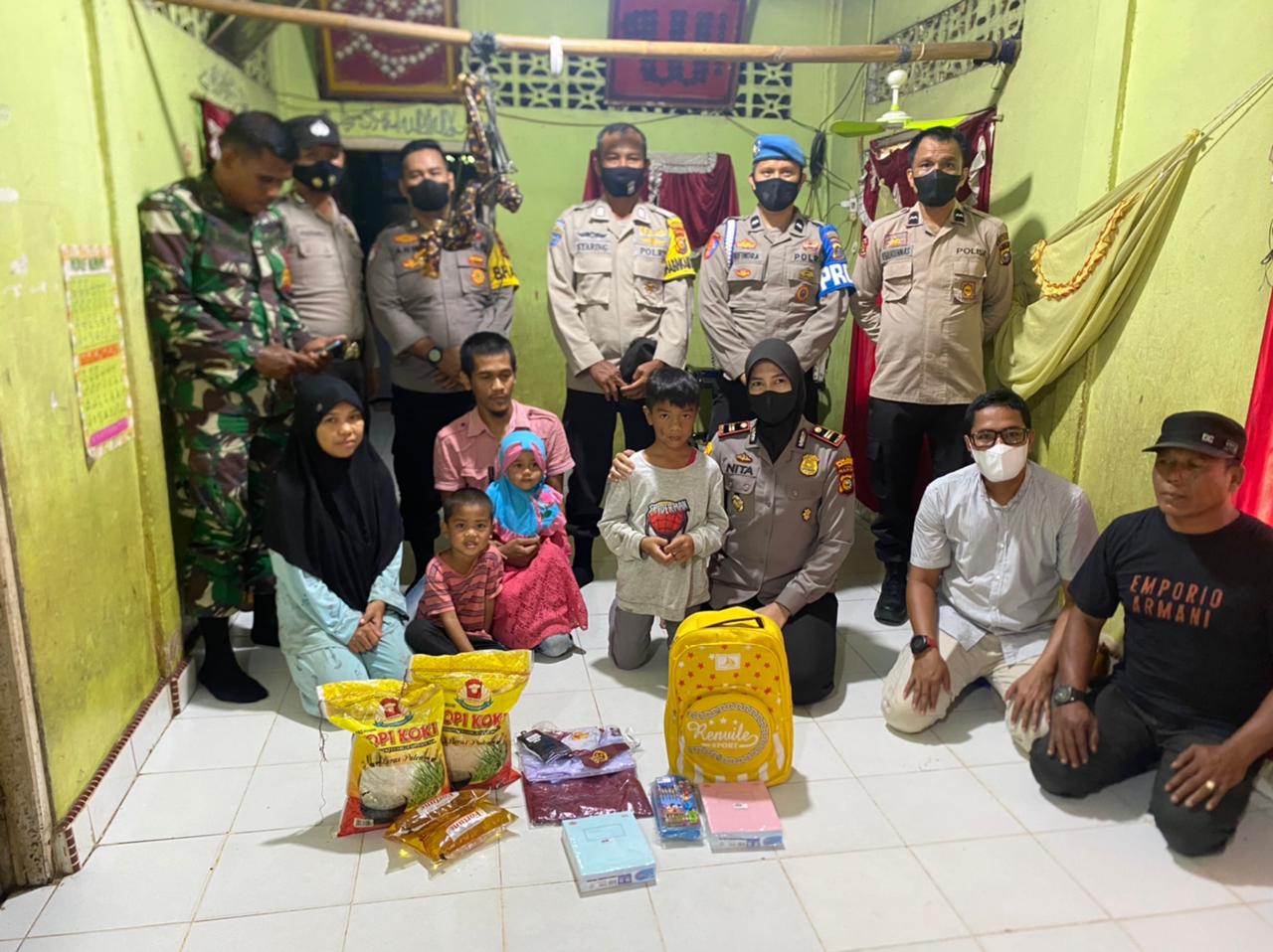 Kapolsek Bangkinang Barat Beri Bantuan 1 Set Seragam Sekolah,Obat dan Sembako Kepada Azka dan Keluar