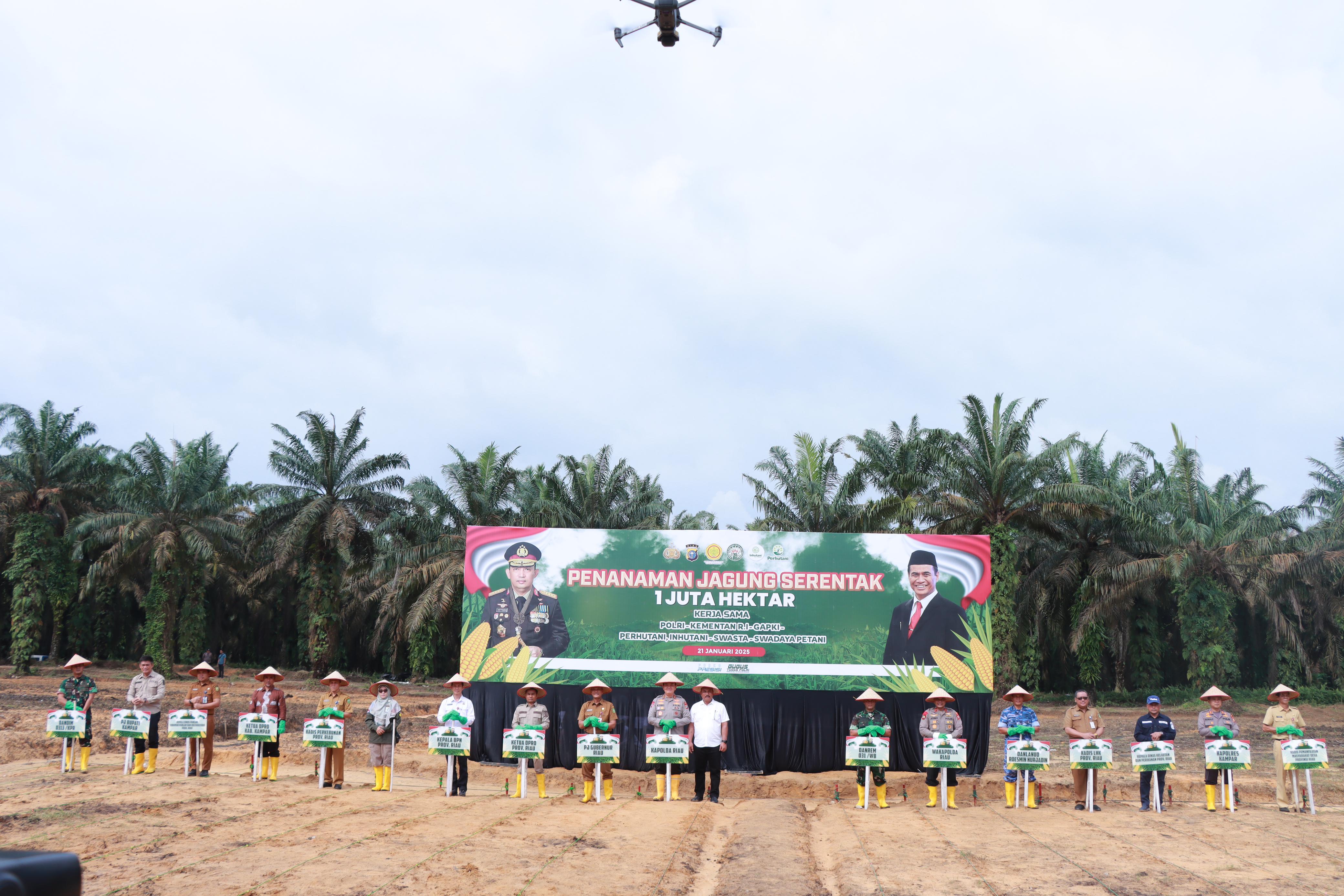 Kapolda Riau Pimpin Penanaman Jagung Serentak 1 Juta Hektare di Kampar
