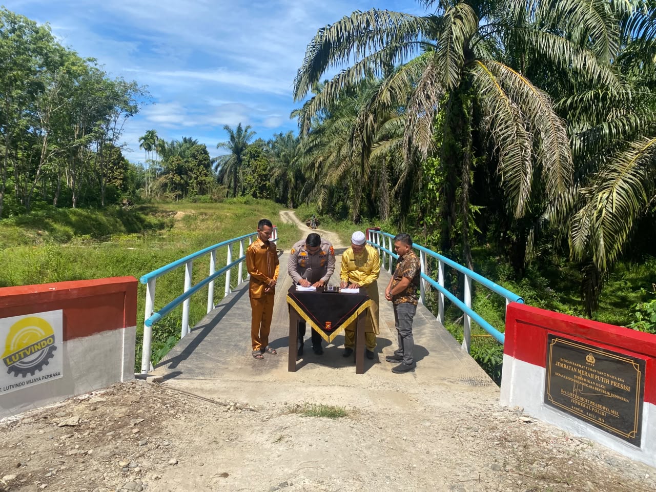 Polres Kampar Serahkan Jembatan Merah Putih Presisi Hasil Renovasi ke Warga Pulau Jambu Kuok