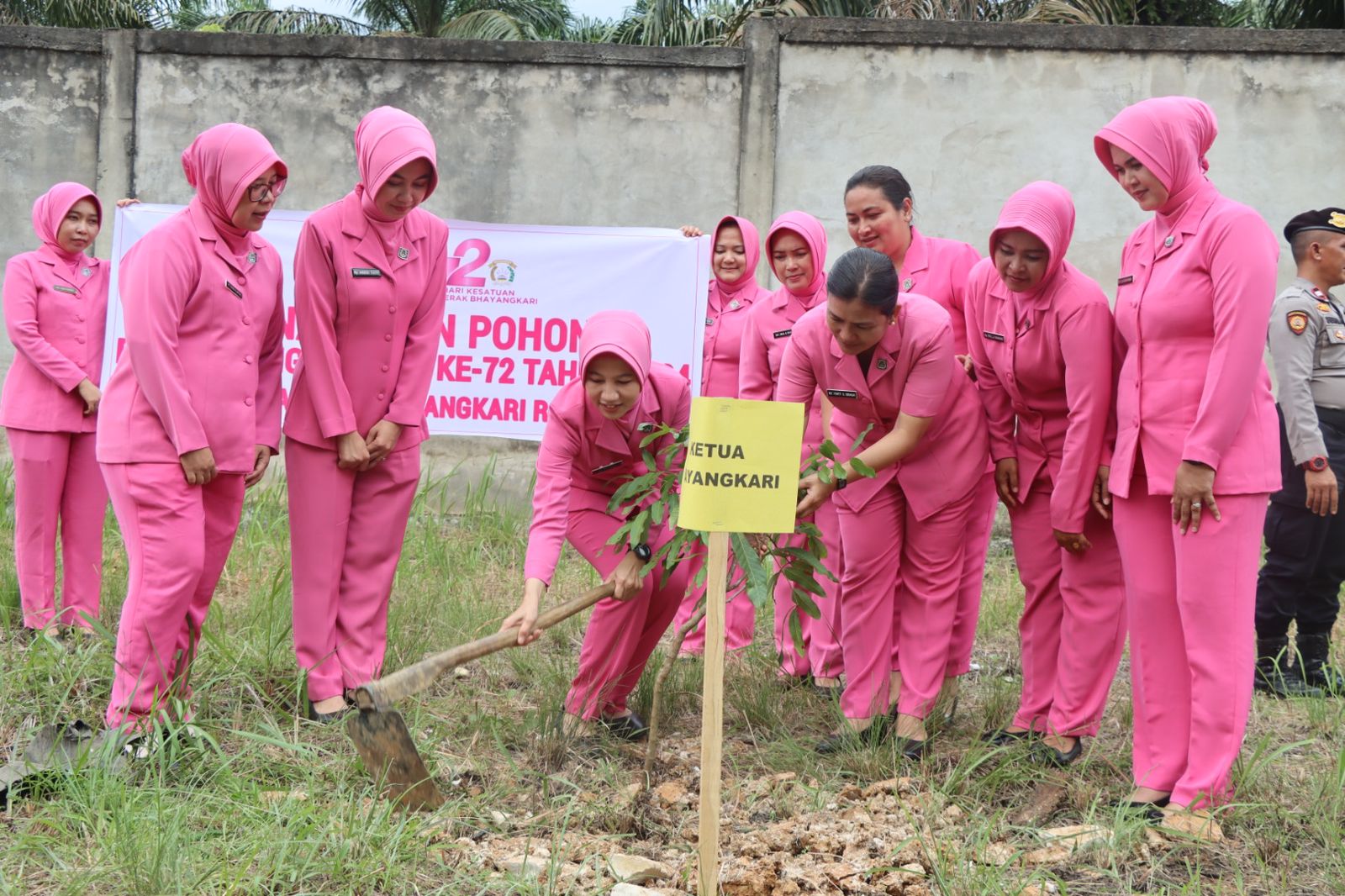 Sambut HUT Bhayangkara ke 78, Polres Rohul Bersama Pemda Rohul Tanam Pohon