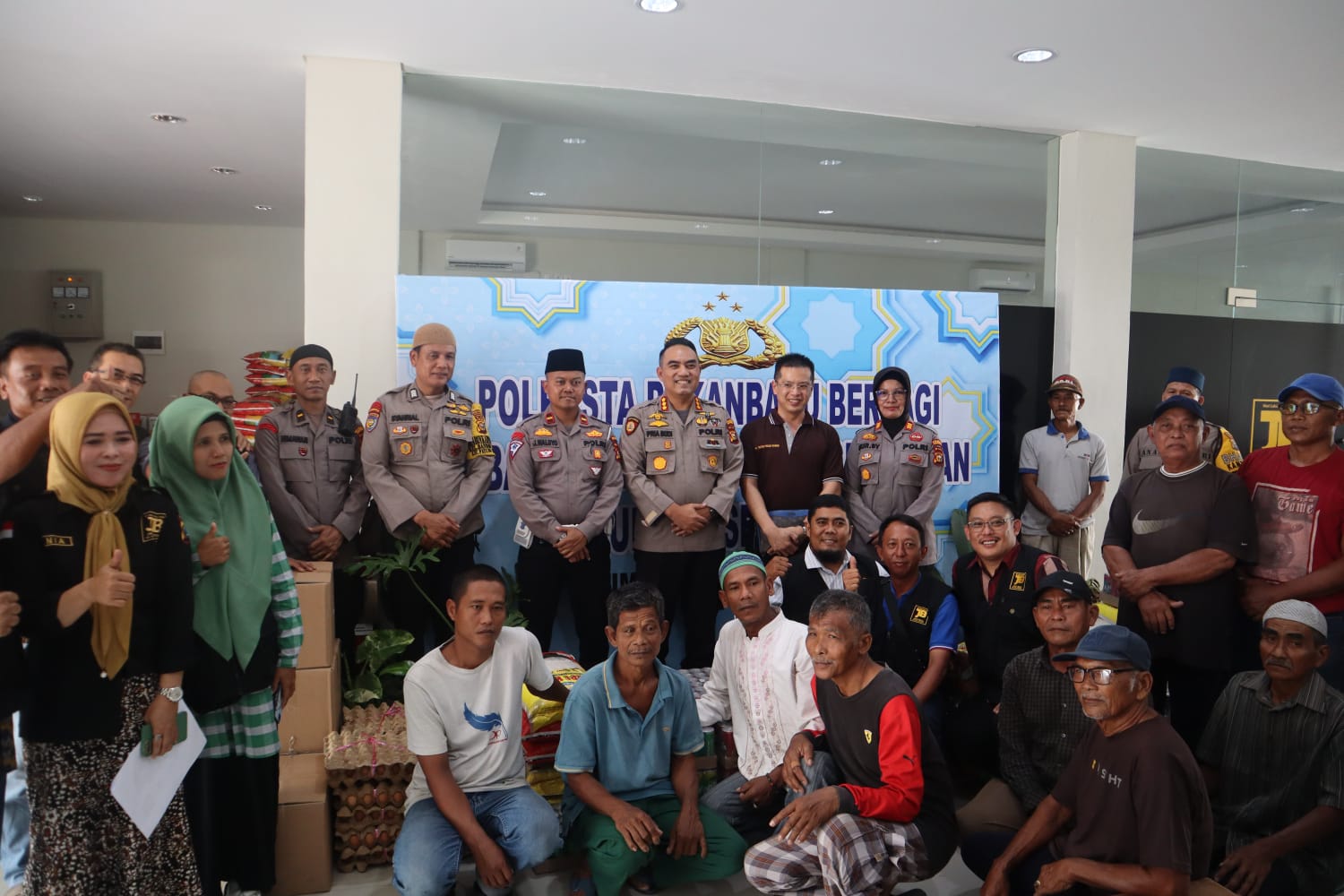 Polresta Pekanbaru Bekerjasama Dengan Komunitas Rumah JB Polsek Payung Sekaki Berikan 22 Paket Semba