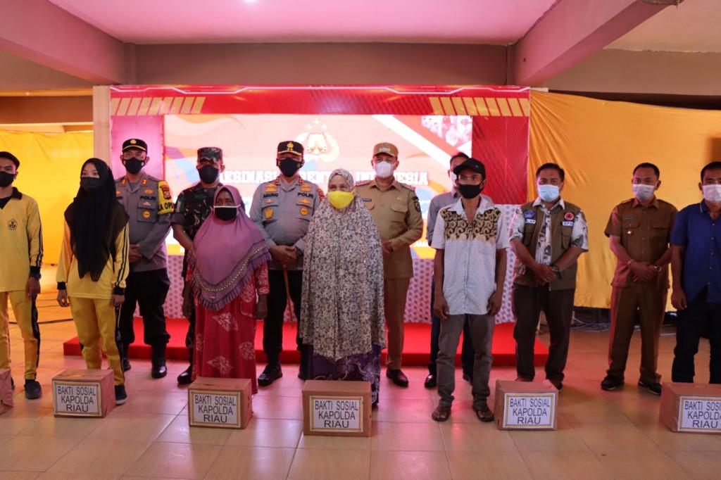 Kunker Ke Tambusai Utara, Kapolda Riau Tinjau Giat Vaksinasi Masal Dan Bagikan Sembako
