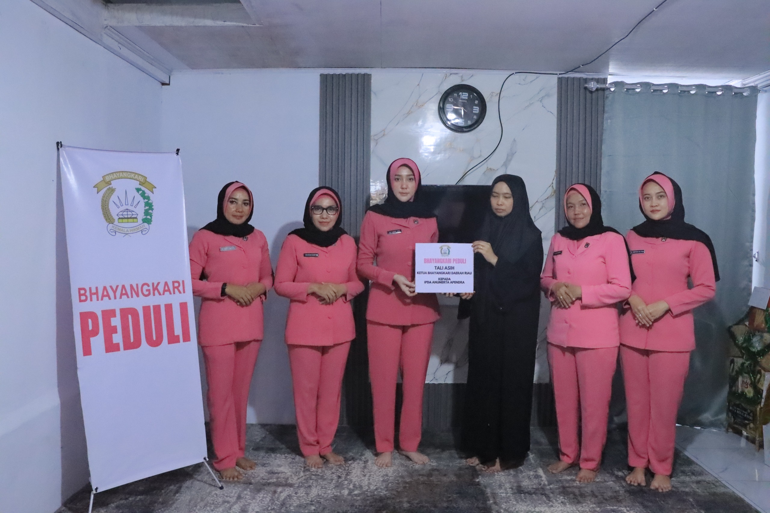 Sentuhan Hangat Bhayangkari untuk Keluarga Alm. Aiptu Apendra